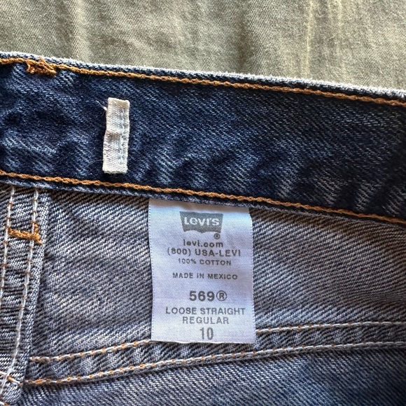 Vintage Levi’s 569 Dark Wash Denim Cutoff Shorts - Picture 4 of 5